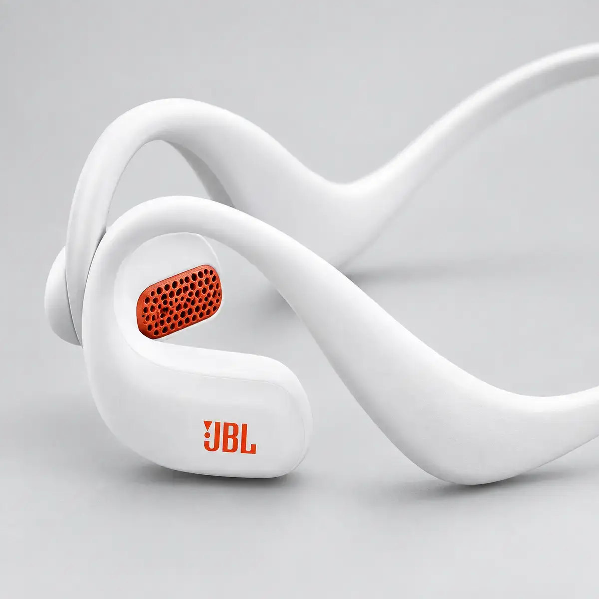 JBL Endurance Pace – תקריב רמקול תקריב רשת הרמקול הכתומה באוזניות JBL Endurance Pace