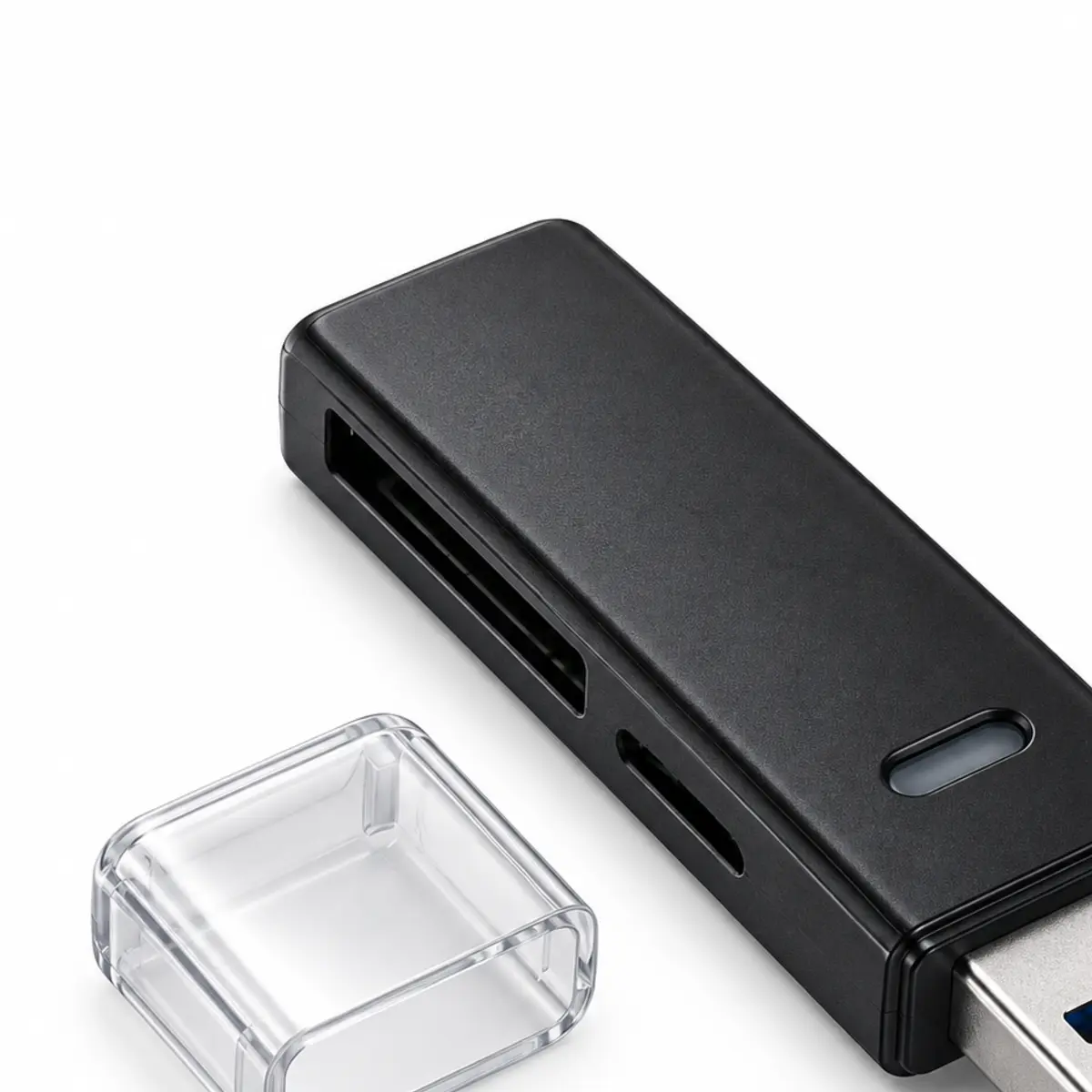 תקריב חריצי קורא כרטיסים OCTOPUS ל־SD ו־microSD