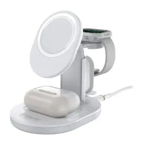 מעמד טעינה אלחוטי OtterBox 3-in-1 תומך MagSafe בצבע לבן עם שעון ואוזניות להמחשה