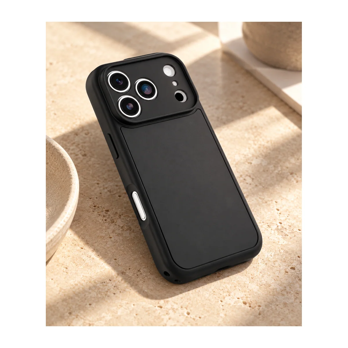 כיסוי OtterBox Lumen שחור לאייפון 18 Pro Max – מראה הכיסוי בתאורה טבעית או מבט אחורי להמחשה