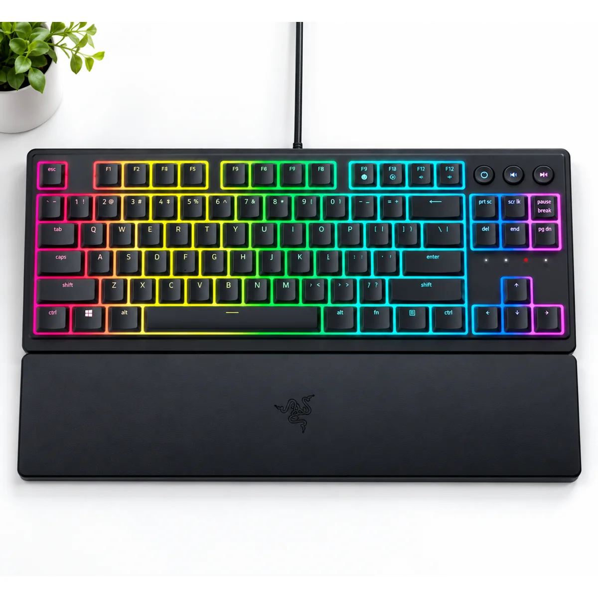 מקלדת Razer Ornata V3 Tenkeyless עם תאורת RGB על שולחן לבן, מבט על